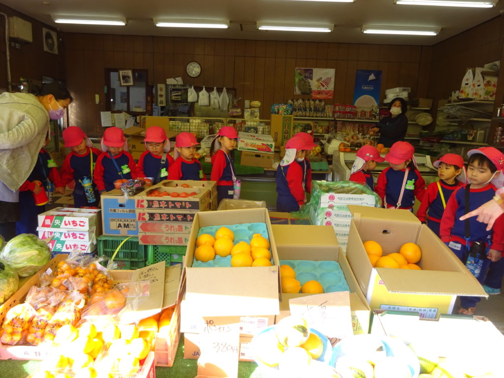果物や野菜の販売等について学びました。